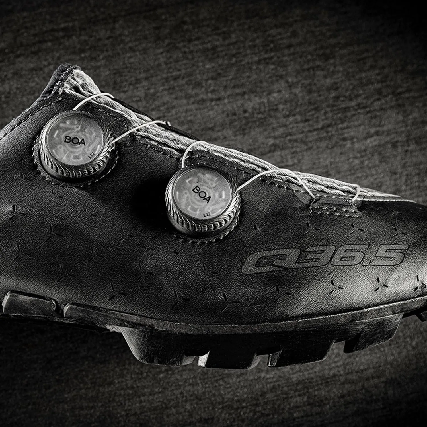 Q36.5 Unique Adventure shoes - Black